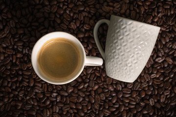 Kaffeetassen mit Kaffeebohnen und Creme