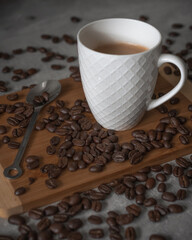Kaffeetasse mit Löffel und Kaffeebohnen