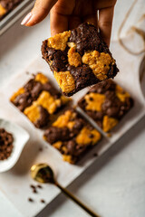 browkies sobre bandeja de madera