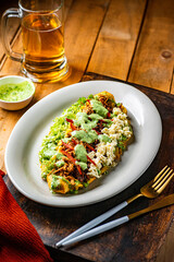 patacon relleno, carne, maiz, queso, lechuga, pollo