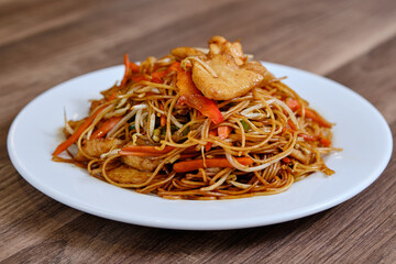 Tallarines con verduras de restaurante chino