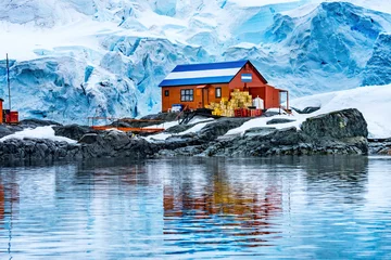 Crédence de cuisine en verre imprimé Antarctique Almirante Brown Antarctic Base Paradise Harbor Antarctic Peninsula Antarctica. Glacier is blue because air is squeezed out of snow.