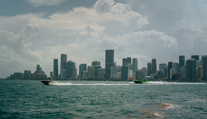 Obraz premium city skyline at sunset boats life vacation sea water miami florida usa buildings ocean view panorama clouds sky 