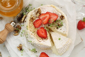 Camembert with strawberries