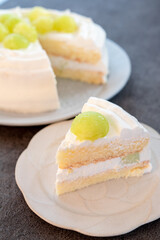 カットした手作りのメロンのショートケーキ