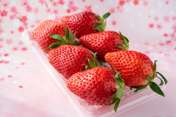 かごに乗ったいちご　ピンクの背景