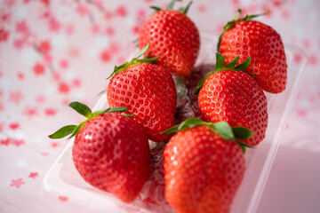 かごに乗ったいちご　ピンクの背景	