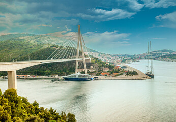 Fototapeta premium the beautiful city of dubrovnik on the other side