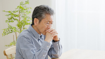 家で考えるシニア男性