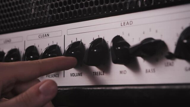 Tube guitar amplifier head knobs