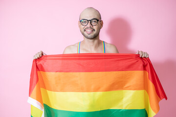 Hombre joven calvo con bandera LGTB