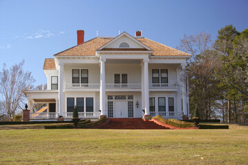 Historic Colonial Style Home in Rural East Texas - obrazy, fototapety, plakaty