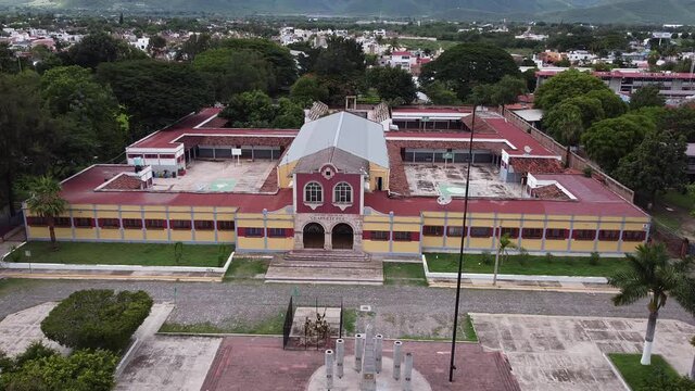 Toma aerea del centro escolar chapultepec en autlan de navarro jalisco