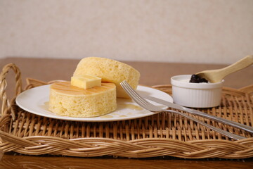 テーブルの上のパンケーキ