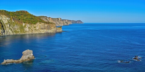 黄金岬展望台から見た積丹ブルーに染まる海と紅葉の情景＠積丹、北海道