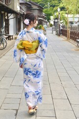 小江戸佐原の町並みと浴衣姿の若く美しい女性	