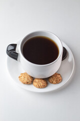 Taza de café con galletas y granos en fondo blanco