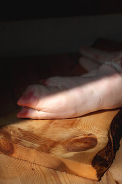 Schweinefuss auf Zirbenholzbrett | From Nose to Tail