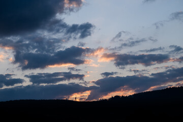 Sonnenuntergang über Wald auf einem Berg
