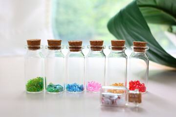 小瓶に入ったカラフルなビーズ