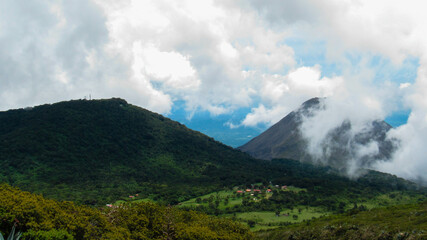 Entre nubes, el volcán y el cerro 