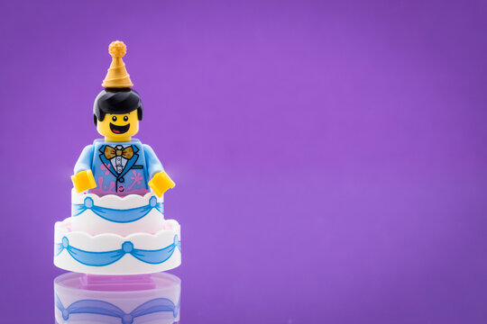 Lippstadt - Deutschland 3. Juli 2021 lego Minifigure Mann in einer Torte 