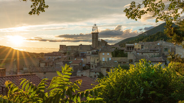Vue sur le village de Venterol dans le Dr&ocirc;me Proven&ccedil;ale