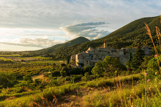 Vue sur le village de Venterol dans la Dr&ocirc;me Proven&ccedil;ale