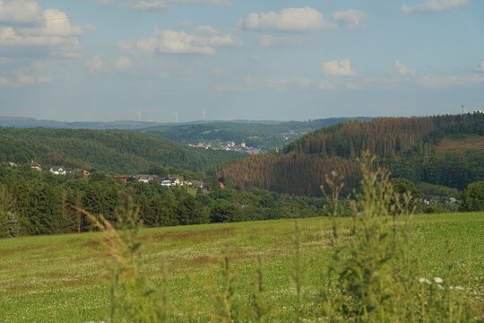 Siegerland Panorama mit Oberstadt Siegen in weiter Ferne