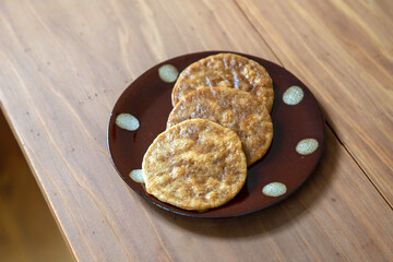 日本のお菓子の濡れ煎餅