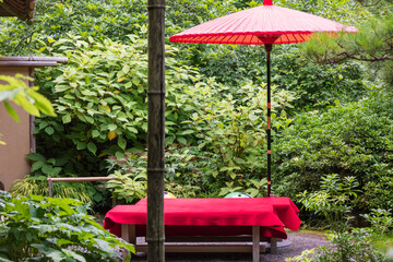 野点の赤い縁台と赤い傘
