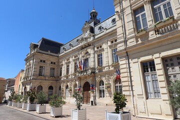 Fototapeta na wymiar La mairie de Bollene, vue de l'exterieur, ville de Bollene, departement du Vaucluse, France