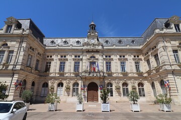 Fototapeta na wymiar La mairie de Bollene, vue de l'exterieur, ville de Bollene, departement du Vaucluse, France