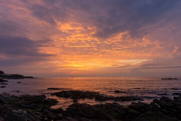 hermoso amanecer junto al mar en la cala de Mijas, Andalucía