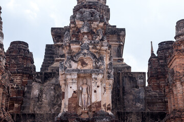 Naklejka premium Lutus bud shape on stupa at Wat Mahathat Sukhothai temple, Sukhothai old city. Tourist destination in Thailand