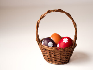 Koszyczek wielkanocny z kolorowymi jajkami  - obrazy, fototapety, plakaty