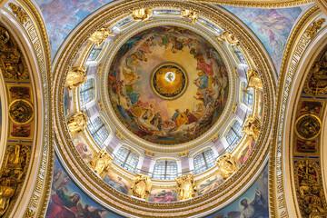 Fototapeta na wymiar St. Isaac's Cathedral in St. Petersburg (Russia) in detail. The plafond of the main dome. The beauty of the interior design of the cathedral, especially the painting of the vault. 
