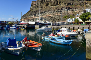 Fototapeta na wymiar boats in the harbour