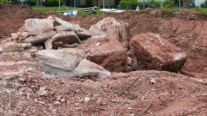 Massive Steinbrocken auf Baugrund