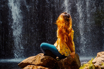 Jeune femme devant la cascade