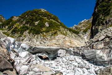 北アルプス　立山連峰縦走・剱沢雪渓　