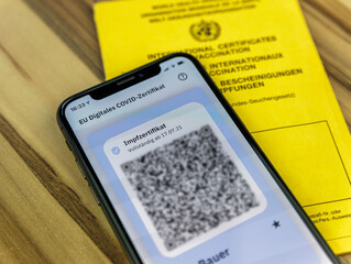 Impfzertifikat als QR-Code auf dem Smartphone