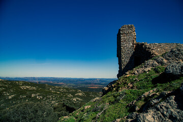 Parte de muralla de castillo en montañas