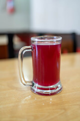 horchata bebida tradicional ecuatoriana serivida en vaso de vidrio