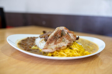 Bandera o Banderita : plato de comida tradicional de la cocina Ecuatoriana incluye, Guata, Menestra, Motepillo, Arroz, tallarin (pasta) con Chuleta de Cerdo Asado, pollo Asado, seco de carne etc