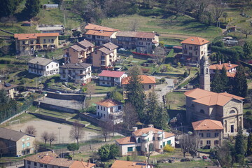 Fototapeta na wymiar view of the town below from Sacro Monte, Ticino