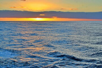 Sonnenaufgang &uuml;ber dem Ozean