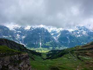 Fototapeta na wymiar Wandern in den Bergen der Jungfrauregion 
