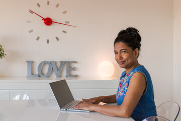 femme métisse souriante