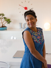 femme métisse souriante
